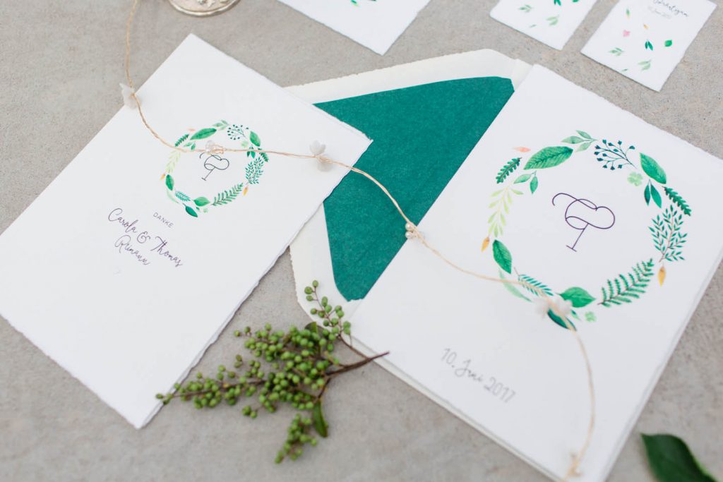 Einladungskarte Büttenpapier mit grünen Blättern un Aquarell
