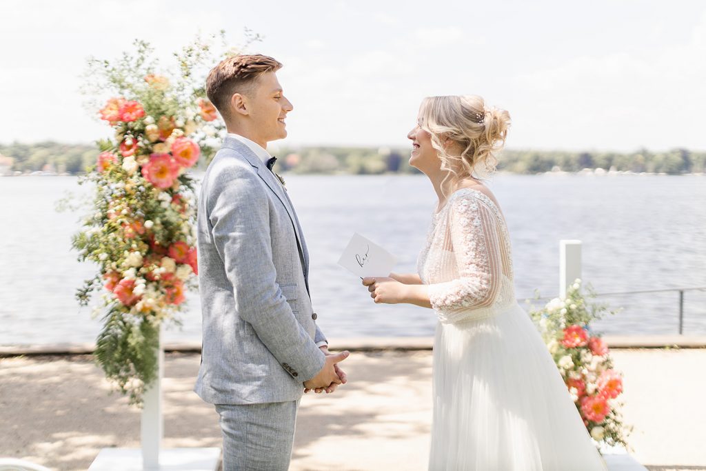 Eheversprechen Braut und Bräutigam, Eheversprechen am See, freie Trauung am See