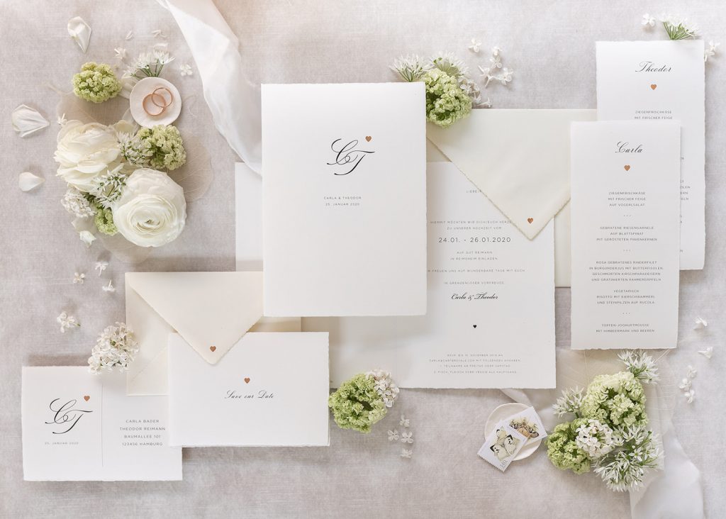 Pure Wedding Hochzeitspapeterie ist an eleganz kaum zu übertreffen. Weiches Büttenpapier mit edler Kupfergoldenen Prägung machen Ihre Einladung zum einzigartigen Fest.